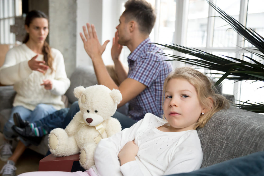 Niña de padres divorciados